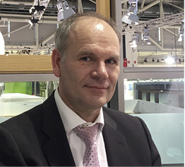 



Marco Zanini, GU-Gruppenleiter Entwicklung und Konstruktion, gehört zu den Fassaden-Experten im Unternehmen im Messe-Gespräch mit der GLASWELT. 
