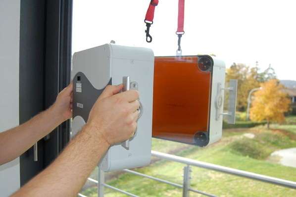 Mit dem mobilen Messgerät Uglass lassen sich auf der Baustelle und bei Bestandsbauten Ug-Werte und Gasfüllgrade von ISO-Einheiten messen. Damit kann vor Ort innerhalb von einigen Minuten der tatsächliche Ug-Wert bestimmt werden.