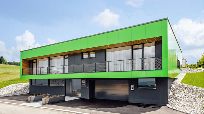 



In Kollerschlag wurde eine Selbststeuerung aller Hausfunktionen (Komfort, Sicherheit, Energieeffizienz) über eine Miniserver Lösung realisiert. Diese „denkt“ und handelt analog einem Autopiloten im Flugzeug und nimmt den Bewohnern in einem 4-Personen -Haushalt ca. 50 000 Denkprozesse und Routinehandlungen im Jahr ab.
