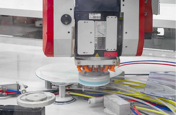 



Mit dem neuen Diamut Helix Werkzeug lassen sich Gläser bis 19 mm bohren, schleifen und spitzsenken.
