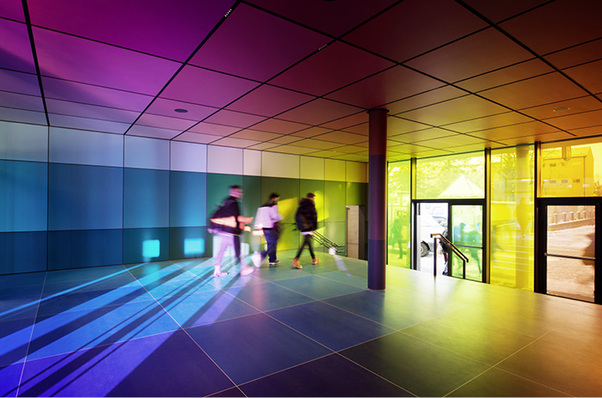 



Durch das einfallende Tageslicht werden die Farben im Foyer einer Grundschule in München-Sendling permanent neu gemischt. Dieses Wechselspiel wird durch unterschiedliche Farbfolien in den VSG-Gläsern erzeugt.
