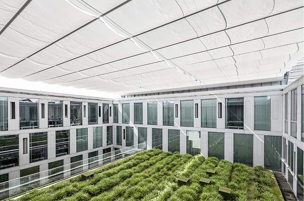 



Die durchschnittliche Höhe unter den Sonnen-



segeln im Innenhof beträgt ca. 9,5 Meter.
