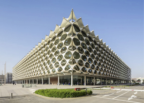 



Durch die geometrische Form der dreidimensional gewölbten windstabilen Segel ergeben sich kleine Freiflächen, die einen Blick nach draußen gewähren.
