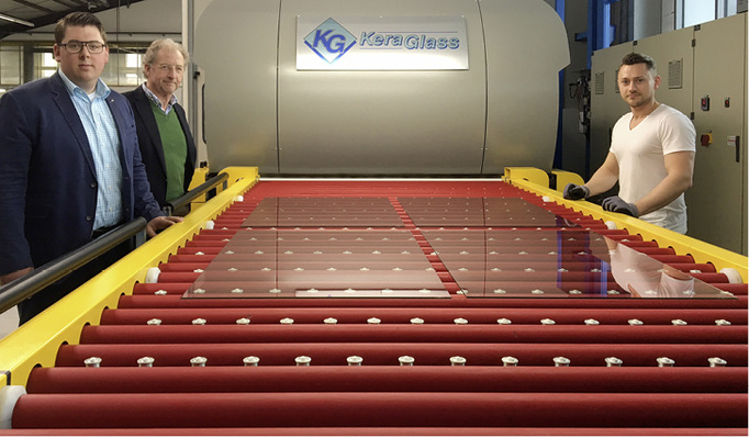 
Thomas und Carl Pinnekamp vor dem Vorspannofen gemeinsam mit Ofenmeister Alexander Bergmann 
