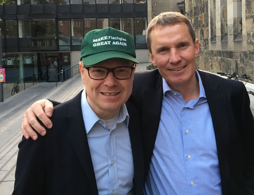 "Make Flachglas great again" - Setzen sich für die Glasbranche ein BF-Präsident Thomas Dreisbusch (rechts) und GLASWELT Redakteur Matthias Rehberger