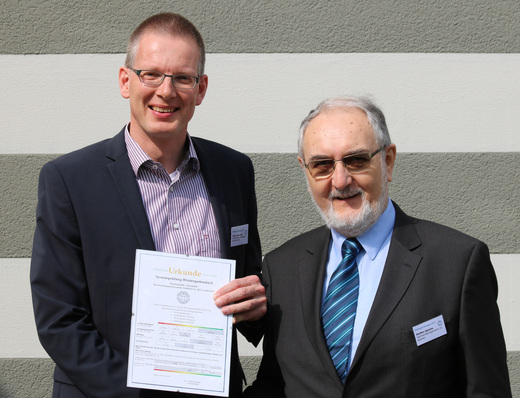 Erfolgreiche Zertifizierung eines Wintergartensystems: Rainer Trauernicht, Geschäftsführer von TS Aluminium, nimmt die Urkunde von Dr. Steffen Spenke entgegen.