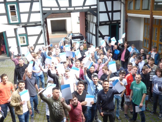 Insgesamt 78 Glas-Absolventen wurden dieses Jahr von der Landesberufsschule in Rheinbach feierlich verabschiedet.