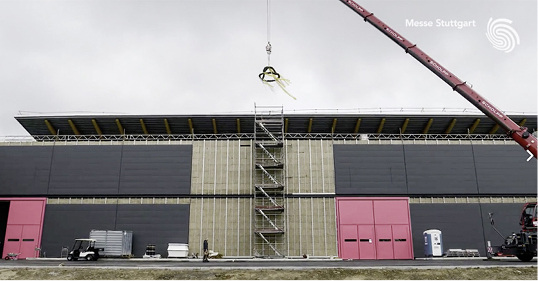 



Zügig voran geht es mit der Halle 10. Die Außenfassaden sind fast fertig, der Estrich eingebracht, sodass bald pünktlich mit dem Innenausbau begonnen werden kann.
