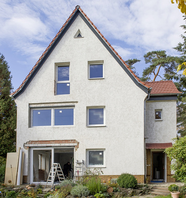
Bild 1: Ein bei der Sanierung nachträglich eingebautes Element mit absturzsichernder Verglasung (Fenster im Dachgeschoss links) und Vergrößerung der Fensterflächen
