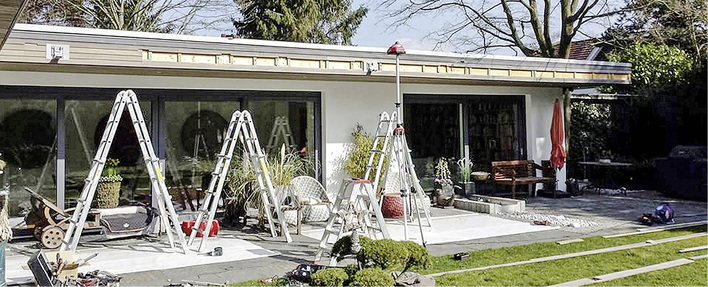 



Auch genug Leitern und viele Helfer führen zum Erfolg. Bei einer solchen Standfläche bieten sich die Hublifter als sinnvolle Alternative an.
