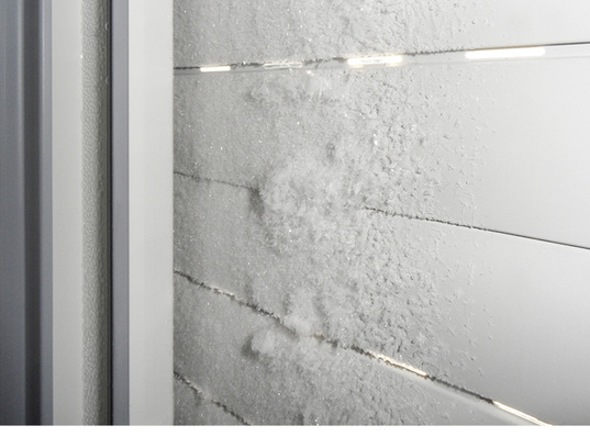 



Ein Problem: Abströmende warme Raumluft auf der raumseitigen Oberfläche der Rollladenpanzer kann sich als Tauwasser niederschlagen und bei besonders kalten Tagen zu Vereisungen führen.
