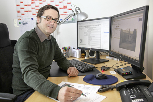 
Dipl. Ing. Sebastian Acker erläutert im Gespräch, wie er mit seiner Software den geforderten Mindestluftwechsel berechnet.
