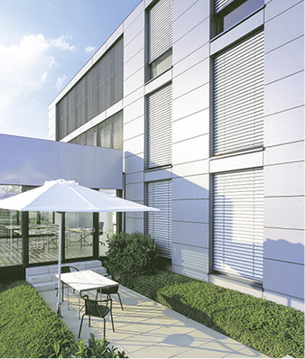 



Die Außenraffstores lassen sich mit Ergänzungen wie der Daylight-Funktion ausstatten, die im unteren Teil des Behanges Blend- und Sichtschutz gewährleistet bei gleichzeitiger Tageslichtlenkung im oberen Teil. 
