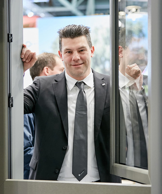 Der Fenster- und Türenproduzent BE Bauelemente gehört zu den ersten Praxisanwendern des universellen Beschlagprogrammes “Patio Alversa“ von Roto. Mit der Variante “PS“ setzt das Unternehmen das Parallelschiebesystem mit Spaltlüftung ein. Geschäftsführer Andy-Thomas Connell lobt u. a. die intuitive Bedienung, die Nutzung der “NT“-Plattform sowie die generelle Möglichkeit des unkomplizierten Wechsels zwischen unterschiedlichen Systemvarianten.