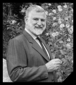 Am Freitag, den 26. Mai, ist Herr Dr. Fritz Struth an den Folgen seines schweren von ihm mit bewundernswerter Tapferkeit ertragenen Leidens verstorben.