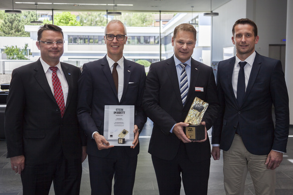 Martin Mürb (v. l., ibau), Wolfgang Pott (Leiter fischer Unternehmenskommunikation), Ralf Häfele (Geschäftsführer fischer Deutschland Vertriebs GmbH) und Rüdiger Koch (ibau) bei der Preisverleihung.