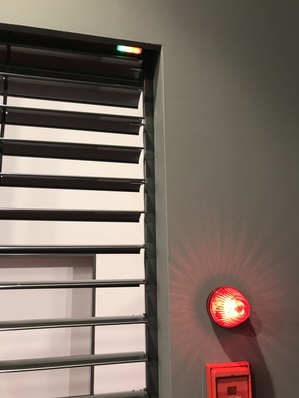 Die frei positionierbare LED Leuchte zeigt den Funktionszustand des Raffstores an.