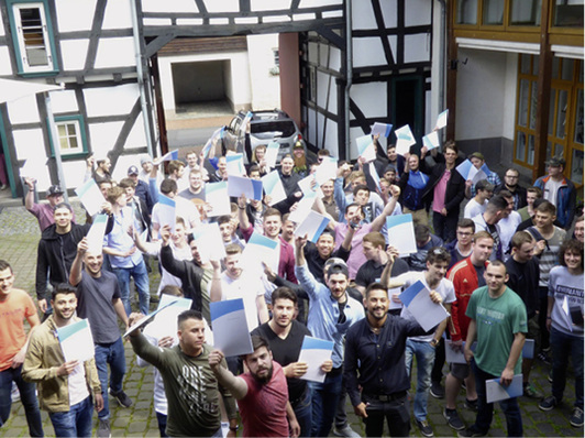 
Im festlichen Rahmen wurden im Glasmuseum in Rheinbach 78 Absolventen der Landesberufsschule Rheinbach aus dem Bereich Glas und Keramik offiziell verabschiedet und ins Berufsleben entlassen. Beste Absolventen waren in diesem Jahr die beiden Verfahrensmechaniker Leonard Jung und Ben Schwarzenbach (Ø 1,0). Weiter wurden ausgezeichnet: Flachglasmechaniker Daryl Sindermann (Ø 1,5); Industriekeramiker Daniel Michel (Ø 1,7) und der Glaser Alexander Meister (Ø 1,8).



