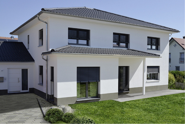 
In den Raffstore-Varianten des Combo können fast alle Raffstore-Arten verbaut werden. Über Temperatursensoren und Steuerungsautomatiken lassen sich solare Zugewinne für die Beheizung des Innenraumes nutzen.



