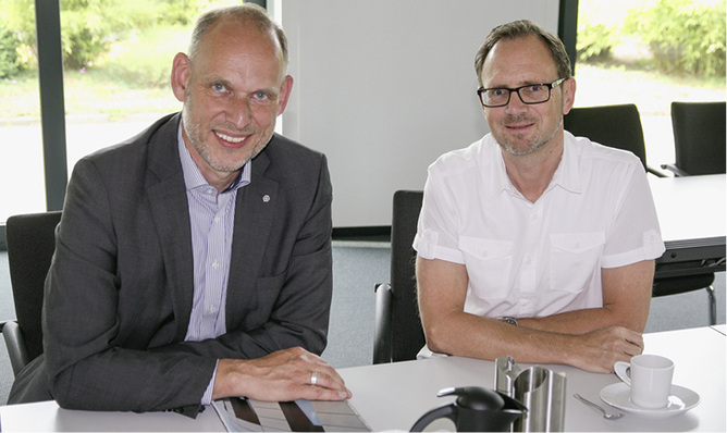 
Frank Jedamski (l.) und Rainer Schulze, Produktmanager Gebäudeautomation, wollen Beschlag und Automation enger zusammenbringen. 
