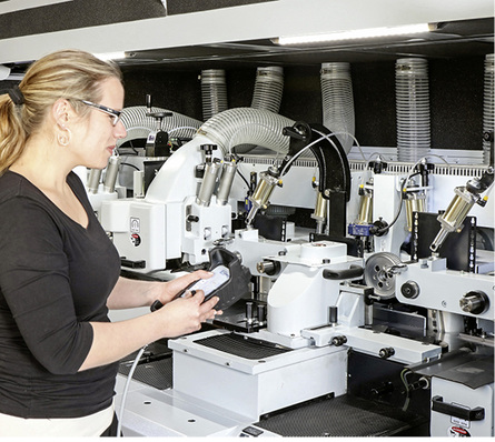 
Vera Zimmermann (Produkt Managerin CNC-Technologie) und die neue Hobelmaschine LPP im Einsatz



