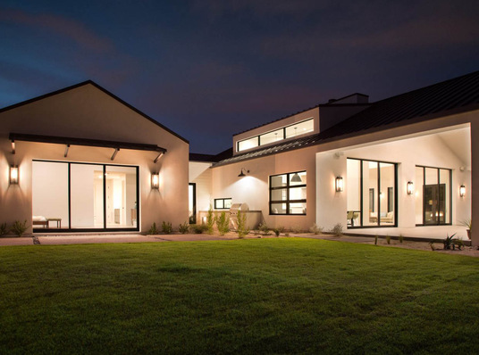 Die Serie 7000 ist die neue Performance-Linie von Western Window Systems. Die beweglichen Glaswände, Türen und Fenster sind mit insulbar Wärmedämmprofilen ausgestattet.