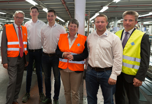 In der Produktion der Veka AG: (v.l.) Bernhard Daldrup (SPD, MdB) Stephan Werdelhoff und Niklas Heising (Veka Auszubildende), Dr. Barbara Hendricks (Bundesumweltministerin), Oliver Krämer (Veka Auszubildender) und Andreas Hartleif (Vorstandsvorsitzender).
