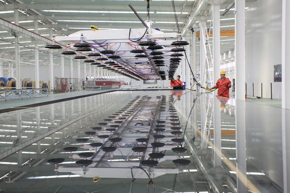 Alles auf Übergrößen eingestellt: Die bis zu 18,00 m langen und bis 4,00 m breiten Gläser fertigt Northglass im chinesischen Tianjin, nahe Peking.