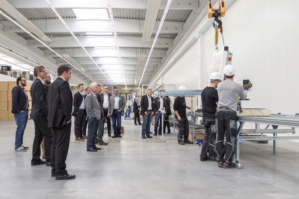 Beim Treffen am iconic skin Standort in Gersthofen besprachen die Vertriebsmitarbeiter von iconic skin und Hueck die gemeinsame Vertriebsstrategie.