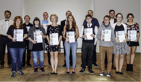 
Zwölf Absolventinnen und Absolventen der Glasfachschule Hadamar erhielten Ende Juni ihre Abschlusszeugnisse von Studiendirektor Burkhard Meuser, die dem Gesellenbrief gleichgestellt sind. Meuser lobte dabei die außergewöhnlich guten Resultate. 



Seit 2013 bietet die Glasfachschule die Möglichkeit an, begleitend zur Ausbildung die Fachoberschulreife zu erlangen, was in diesem Jahr drei Schülerinnen und Schülern erfolgreich gelungen ist. 



Die ersten drei Plätze belegten die Glasveredler Natascha Stahl (ø 1,0) und Aljosha Burggraf (ø 1,5) und die Glaserin Luzie Kehne (ø 1,7).



