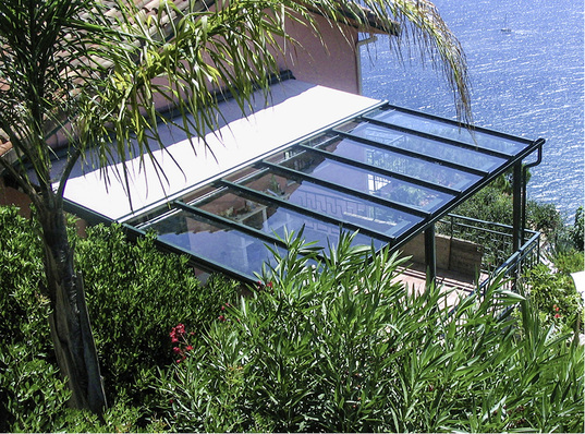



Aufglas-Markisen sind der Klassiker, wenn es um die Beschattung von Glasdächern geht. Mit ihrer Anordnung über dem Glas bieten sie den bestmöglichen Schutz vor der Aufheizung des überdachten Terrassenplatzes.
