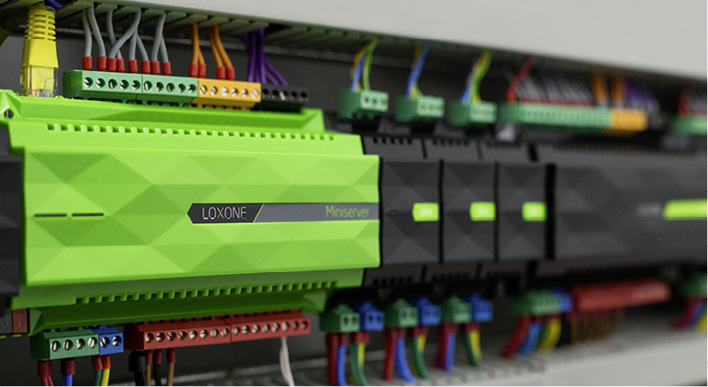 



Der Miniserver ist das zentrale Gehirn, mit dessen Hilfe sich die Beleuchtung, die Heizung, der Sonnenschutz oder komplexe Systeme wie PV Anlagen ganz einfach steuern lassen.
