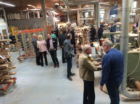 Einblicke in die CNC-gesteuerte Holzfensterproduktion bei Sorpetaler anlässlich des letzten BPH-Kongresses — auch Seniorchef Hubert Appelhans (vorne links) gibt den Besuchern gerne Auskunft.