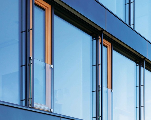 Das ausgezeichnete Glasgeländermodul für französische Fenster ist eine fixe Einheit und besteht aus einem Glaselement mit allseitig freien Glaskanten und vier Glashalterungen in den Ecken.