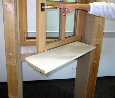 Beim Öffnen des Fensters schiebt sich das Fensterbrett über die Führungsschiene nach vorne - ohne an der Laibung der Anschlagseite zu reiben.