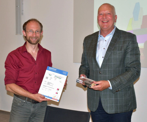Überraschung gelungen: Martin Meesenburg wurde die Urkunde für das blaugelb Triotherm+ als “Zertifizierte Passivhaus-Komponente" überreicht