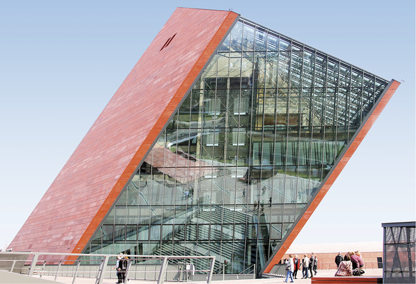 



Das Museum zeichnet sich durch den geneigten Baukörper aus.
