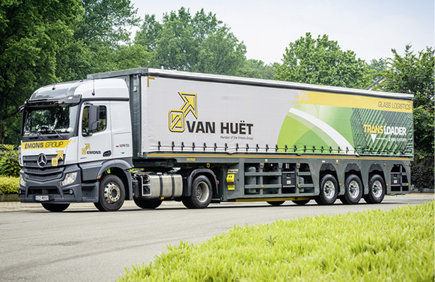 



Im Transloader lassen sich bis zu 9 m lange Gläser sowie alternativ bis zu 33 Euro-oder 26 Blockpaletten laden.
