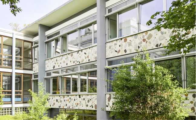 



Im Zuge einer energetischen Sanierung erhielt das Hauptgebäude des Max-Planck-Gymnasiums in Karlsruhe ein kontrolliertes Be- und Entlüftungssystem. Bei der Sanierung lag ein Augenmerk darauf, die architektonisch schützenswerte Fassade des Hauptgebäudes zu erhalten. 
