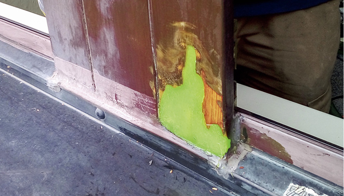 



Bild 1: Holzergänzung mittels Reparaturmaterial (Anstrich kann erfolgen).
