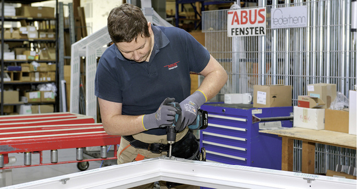 



Differenzierung hat für Abus-Fenster Priorität. Entsprechend hoch sind die Anforderungen an Industriepartner. Sie werden u. a. von Roto erfüllt. Das Foto zeigt den „NT“-Anschlag in der Produktion.
