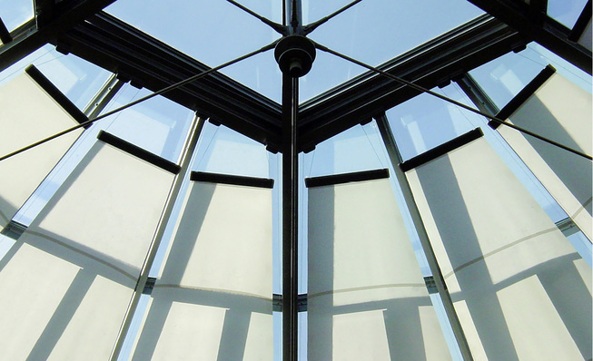 



Asymmetrische Formen, Rollolängen bis zu 22 m oder Glasflächen bis zu 100 m
2
 lassen sich als Innenbeschattungen in Glaskuppeln etc. realisieren.
