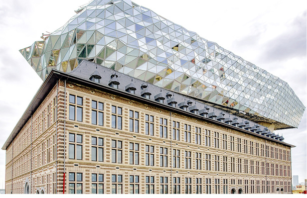 



Um den Ruf von Antwerpen als Welthauptstadt des Diamantenhandels hervorzuheben, besteht die Fassade aus Glasprismen, die je nach Wetter in unterschiedlichen Farbtönen schimmern. Der Sonnenschutz liegt innen.
