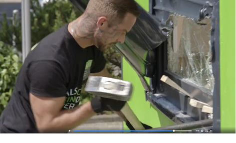 



Keile, Brecheisen, Vorschlaghammer und ein verzweifelter Einbrecher
