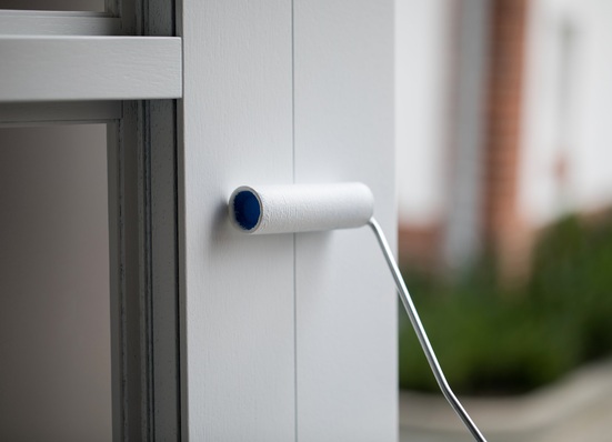 Induline Perfect-Finish ist eine speziell additivierte Lack-Komponente zur Herstellung eines Montagelackes für die Auffrischung lackierter Haustüren im Rollverfahren.