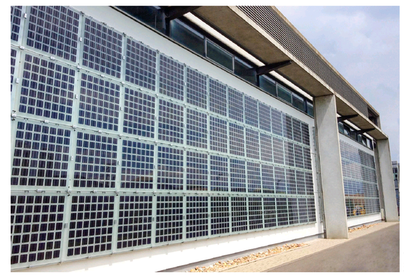 So sieht die Solarstrom-Fassade mit RGB-LEDs von Sunovation bei Tag aus ...
