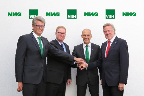 Stefan Thiel (v. l.), Prokurist NW, Manfred Götz, VBH GF, Bernhard Dressler, NW CEO, und Jürgen Kassel, VBH Vorstandssprecher, unterzeichneten die Verträge für eine erfolgreiche Zusammenarbeit.