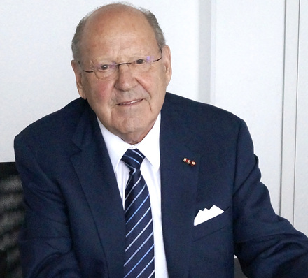 Wilfried Ensinger, Kunststoff-Experte und Erfinder des weltweit ersten in Serie gefertigten Wärmedämmprofils, beleuchtet die Entstehungsgeschichte von insulbar im Interview.