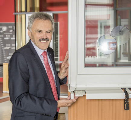 Hermann Gempel, Bereichsleiter Baubeschlag, demonstriert das neue Entwässerungsmodul Delta, dass das Problem des “Gewerkelochs2 in der Ecke der Fensterbank löst.