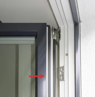 



Die Bilder zeigen einige unverzeihliche Mängel in der Montageausführung, wie hier „vergessene“ Bauteile beim Fenstereinbau.
